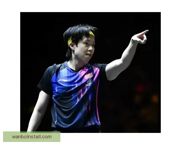 王楚钦赛场拼搏举动感动球迷采访中忽然双手撑地全力以赴